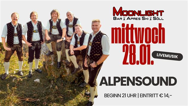 Een groep muzikanten in traditionele klederdracht staat samen. Ze zijn aangekondigd voor een live muziek evenement in de Moonlight Bar in Söll.