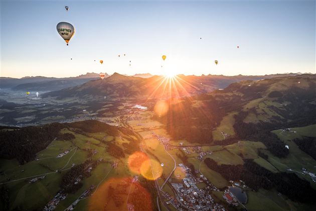 Ballone über dem Brixental