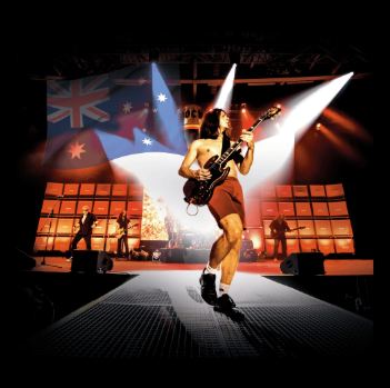 En mand ligger på jorden med et overrasket ansigtsudtryk. Han har elektroder på, og der er en redningskrans og en rød taske ved siden af ham.