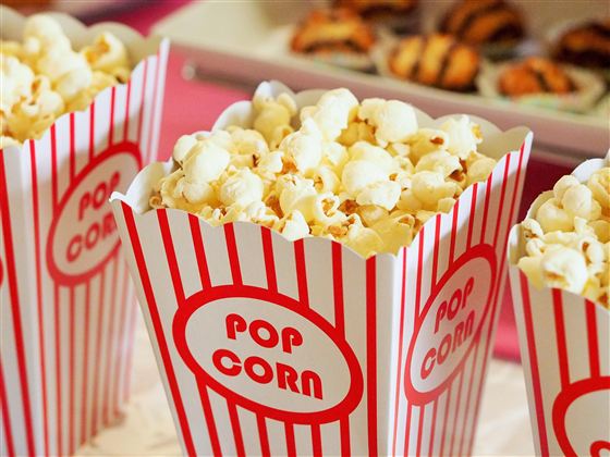 Frisches Popcorn in rot-weiß gestreiften Tüten. Ideal für einen Kinoabend oder einen Snack zwischendurch.