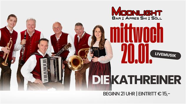Eine Band in traditioneller Tracht steht für ein Foto zusammen. Sie spielen verschiedene Instrumente, darunter Trompete, Klarinette und Akkordeon.