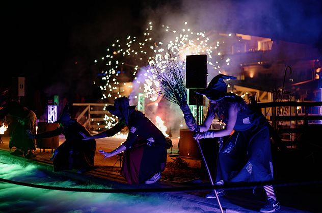 Donnersnächte Hexen Show im Hexenwasser Söll_Funken sprühen Besentanz.jpg