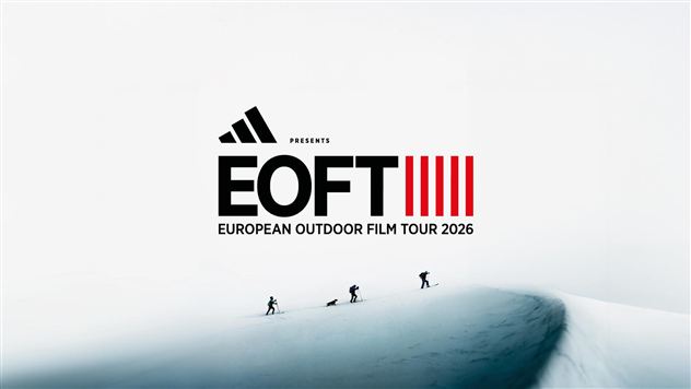 Eine Gruppe von Personen wandert über eine schneebedeckte Landschaft. Im Vordergrund steht das Logo der European Outdoor Film Tour 2026.