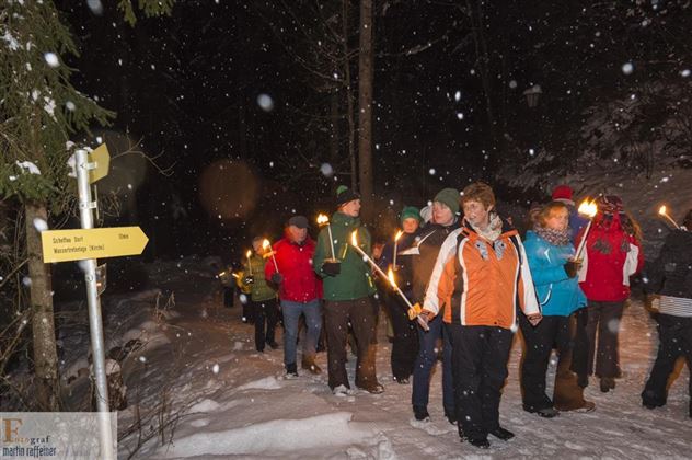 Scheffau_Fackelwanderung_Wald_Winter