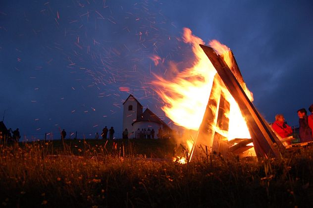 Feuer Sonnwend auf Hoher Salve mit Salvenkirchlein im Hintergrund_(c)Bergbahn Söll.jpg
