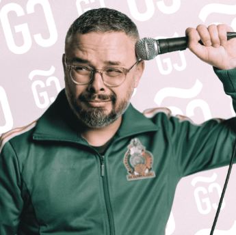 Ein Künstler mit einer E-Gitarre steht im Mittelpunkt der Grafik. Die Gestaltung feiert das 50-jährige Jubiläum von "Virgin Killer".