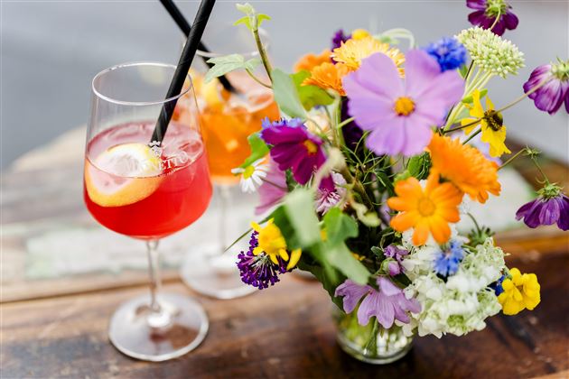 Getränk und Blumen