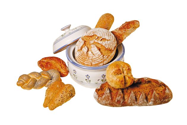 Ein Korb voller frischer Brötchen und Brot. Verschiedene Brotsorten sind liebevoll arrangiert.