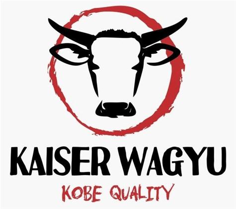 Ein Logo von Kaiser Wagyu zeigt den Kopf eines Stiers in einem roten Kreis. Darunter steht "Kobe Quality" in auffälliger Schrift.