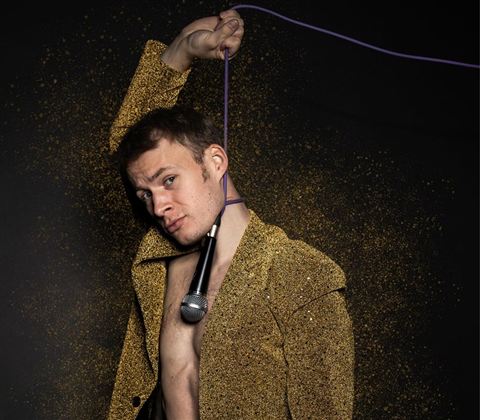 Goldbube_Niko Nagl Foto Yuting Tseng