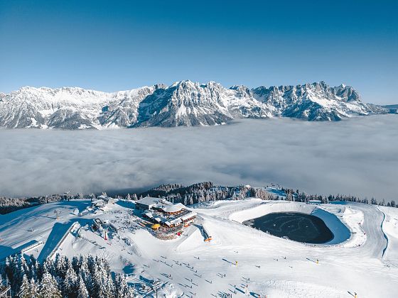 hartkaiser-ellmis-winterrunde-bergstation-mit-bergkaiser.jpg