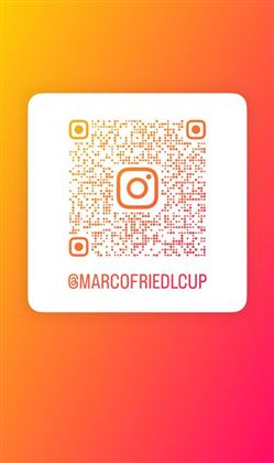 En QR-kode på en baggrund med farvegradient, der fører til Instagram-siden @marcofriedlcup. Baggrunden er vist i kraftige orange og pink nuancer.