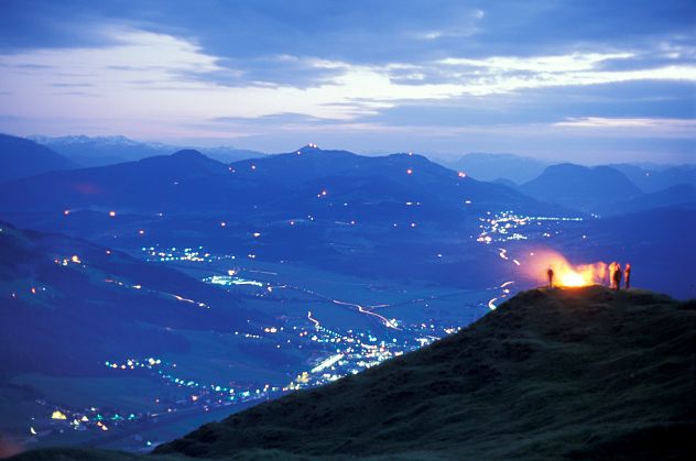 KAM_000334_Sonnwendfeuer-am-Berg-mit-Blick-ins-Tal_Fotograf-Albin-Niederstrasser.JPG