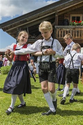 Kinder beim Schuhplatteln