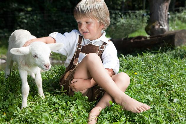 Kinder mit Lamm @ Johannes Felsch