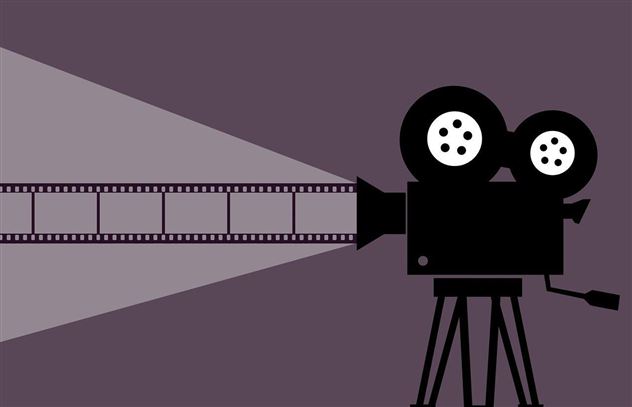 Eine klassische Filmkamera projiziert Licht auf einen Filmstreifen. Der Hintergrund ist ein einfacher lila Farbton.