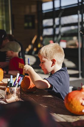 Kürbiswochen im HExenwasser Söll_Kinder beim Kürbisse verzieren (1).jpg