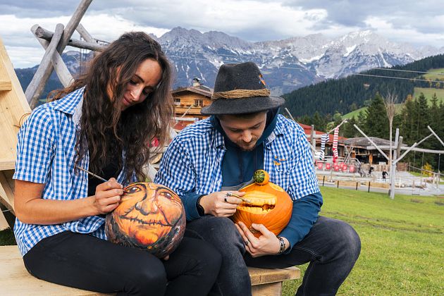 Kürbiswochen im Hexenwasser Söll_Kürbisse verzieren (2).jpg