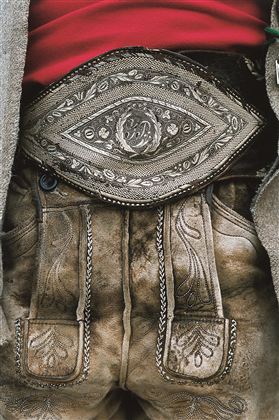 Et smukt morgenmadss bord med forskellige skåle fulde af yoghurt, bær og vafler. Der er også en kande med mælk og honning ved siden af.