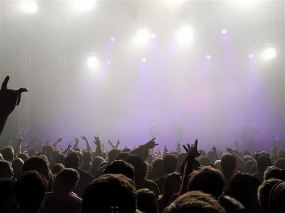 Muž leží na zemi s překvapeným výrazem ve tváři. Na sobě má elektrody a vedle něj je záchranný kruh a červená taška.