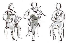 Drei Musiker sitzen auf Stühlen und spielen verschiedene Instrumente. Einer spielt ein Akkordeon, einer eine Violine und der dritte eine Flöte.