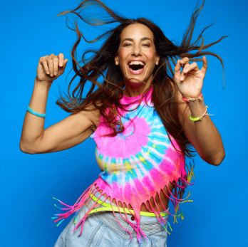 Een man ligt op de grond met een verbaasde gezichtsuitdrukking. Hij draagt elektroden en er liggen een reddingsring en een rode tas naast hem.