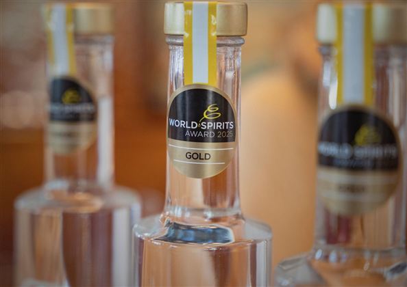Eine Nahaufnahme von Flaschen mit Goldmedaille des World Spirits Award 2023. Die Flaschen sind klar und elegant, mit einem auffälligen Etikett.