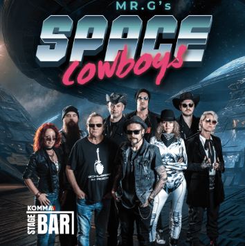 En mand ligger på jorden med et overrasket ansigtsudtryk. Han har elektroder på, og der er en redningskrans og en rød taske ved siden af ham.