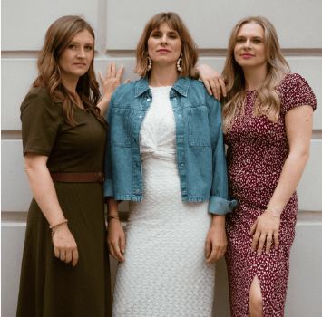 En mand ligger på jorden med et overrasket ansigtsudtryk. Han har elektroder på, og der er en redningskrans og en rød taske ved siden af ham.