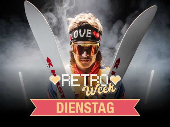 Ein Skifahrer mit einer Retro-Sportbekleidung steht vor einer nebligen Hintergrundkulisse. Im Vordergrund steht der Text "RETRO Week" und "DIENSTAG".