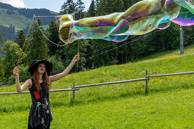 Riesen Seifenblasen machen mit Hexen in Hexenwasser Söll (1).jpeg