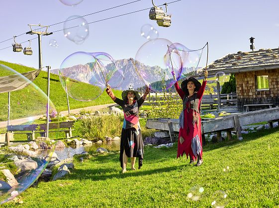 Riesen Seifenblasen machen mit Hexen in Hexenwasser Söll_Gondel und Wilder Kaiser im Hintergrund.jpg