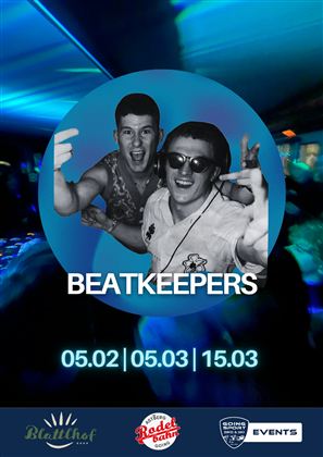 Zwei fröhliche junge Männer tanzen und feiern in einer lebhaften Clubatmosphäre. Die Veranstaltung "BEATKEEPERS" findet an drei Terminen im Monat März statt.