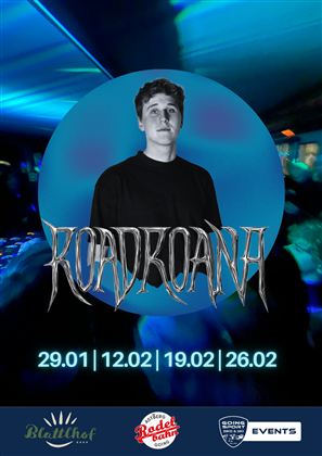 Ein junger Mann steht vor einem bunten Hintergrund, der für eine Veranstaltung wirbt. Darunter sind die Daten für anstehende Events aufgeführt.