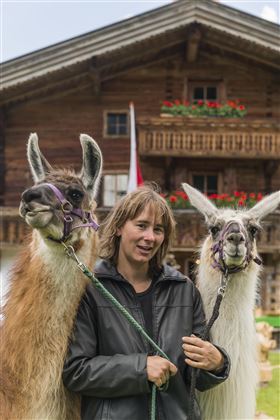 Ruth mit ihren Lamas