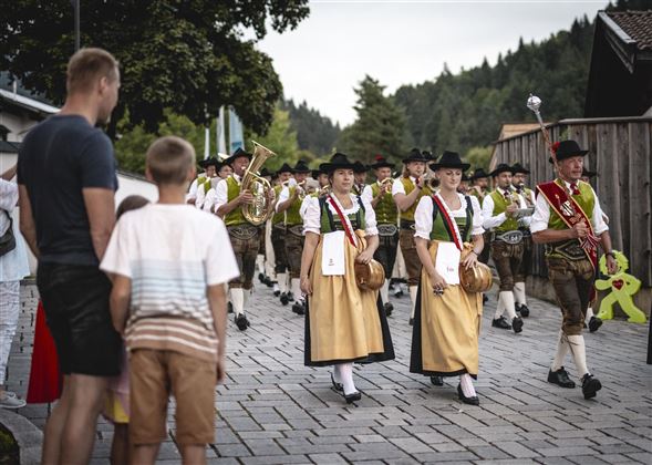 Scheffau_Dorfabend_Einzug_Musikkapelle