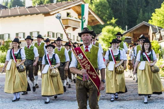 Scheffau_Einzug_Musikkapelle