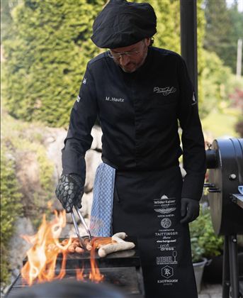 Scheffau_Grillabend Leitenhof_Chef grillt