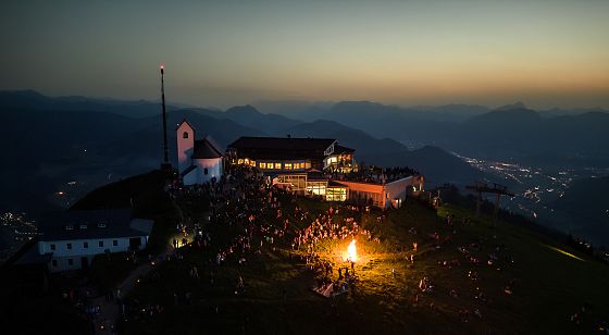Sonnenwende Sonnwend Feuerbrennen Hohe Salve Gipfel_(c)Bergbahn Söll.jpg