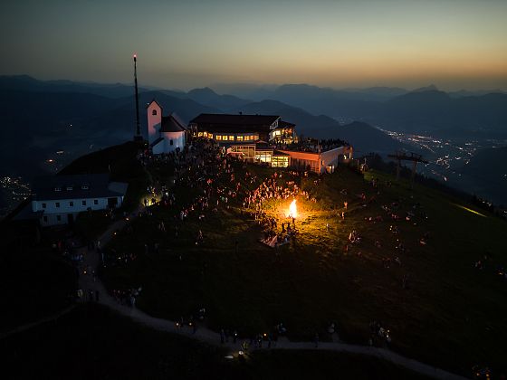 Sonnenwende Sonnwend Feuerbrennen Hohe Salve Gipfel_(c)Bergbahn Söll.jpg