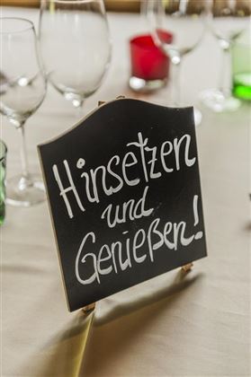 Tafel Hinsetzen und Genießen