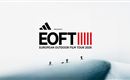 Eine Gruppe von Personen wandert über eine schneebedeckte Landschaft. Im Vordergrund steht das Logo der European Outdoor Film Tour 2026.