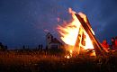 Feuer Sonnwend auf Hoher Salve mit Salvenkirchlein im Hintergrund_(c)Bergbahn Söll.jpg