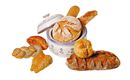 Ein Korb voller frischer Brötchen und Brot. Verschiedene Brotsorten sind liebevoll arrangiert.