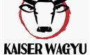 Ein Logo von Kaiser Wagyu zeigt den Kopf eines Stiers in einem roten Kreis. Darunter steht "Kobe Quality" in auffälliger Schrift.