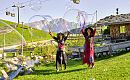 Riesen Seifenblasen machen mit Hexen in Hexenwasser Söll_Gondel und Wilder Kaiser im Hintergrund.jpg