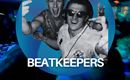 Zwei fröhliche junge Männer tanzen und feiern in einer lebhaften Clubatmosphäre. Die Veranstaltung "BEATKEEPERS" findet an drei Terminen im Monat März statt.