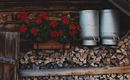 Scheffau_Alm_Holz_Blumen_Milchkanne