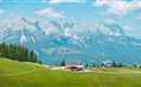 Ein Oldtimer-Fest auf der Tanzbodenalm mit einer Band, die auf einem alten Traktor spielt. Die Veranstaltung findet am Sonntag, den 7. Juli, statt und lädt Oldtimerfahrer und Besucher herzlich ein.