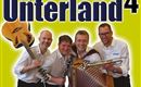 Een muziekgezelschap met vier leden houdt verschillende instrumenten in de hand. Op de achtergrond is de tekst "Unterland4" en een berglandschap te zien.